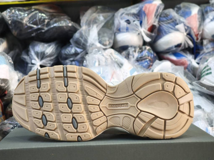 کتونی نیوبالانس ۵۳۰v۳ با زیره بالنسیاگا مناسب برای استایلهای خاص سایز ۳۷ تا ۴۰ newbalance 530 v3 balenciaga