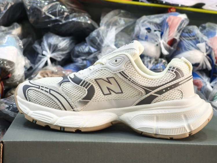 کتونی نیوبالانس ۵۳۰v۳ با زیره بالنسیاگا مناسب برای استایلهای خاص سایز ۳۷ تا ۴۰ newbalance 530 v3 balenciaga