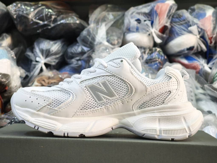 کتونی نیوبالانس ۵۳۰v۳ با زیره بالنسیاگا مناسب برای استایلهای خاص سایز ۳۷ تا ۴۰ newbalance 530 v3 balenciaga