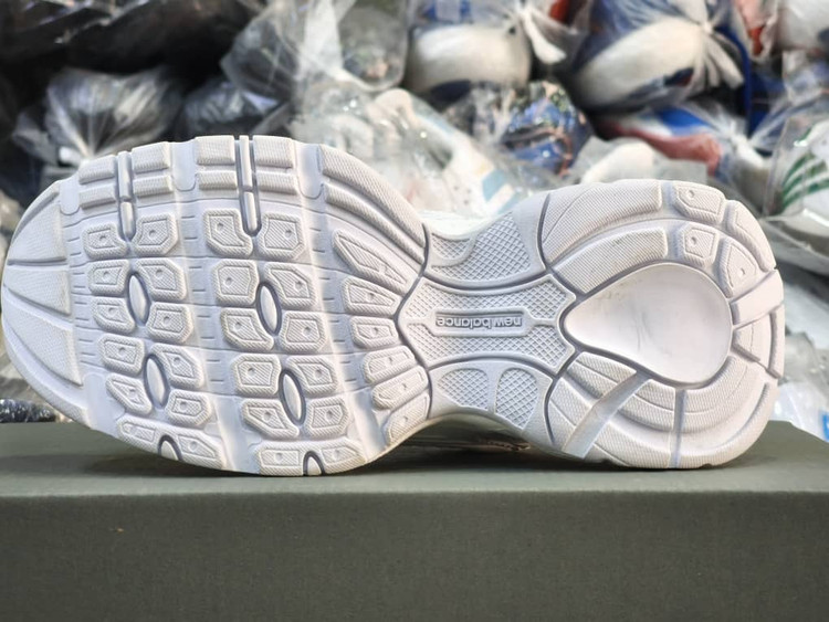 کتونی نیوبالانس ۵۳۰v۳ با زیره بالنسیاگا مناسب برای استایلهای خاص سایز ۳۷ تا ۴۰ newbalance 530 v3 balenciaga