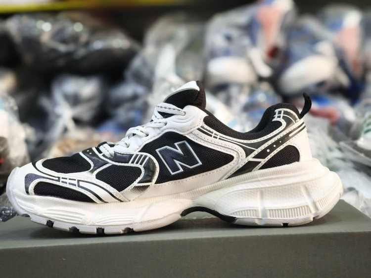 کتونی نیوبالانس ۵۳۰v۳ با زیره بالنسیاگا مناسب برای استایلهای خاص سایز ۳۷ تا ۴۰ newbalance 530 v3 balenciaga