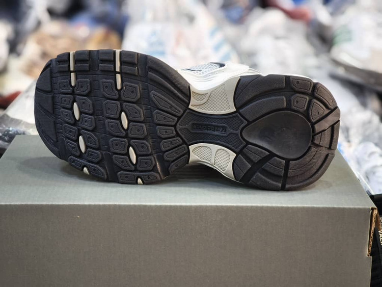 کتونی نیوبالانس ۵۳۰v۳ با زیره بالنسیاگا مناسب برای استایلهای خاص سایز ۳۷ تا ۴۰ newbalance 530 v3 balenciaga