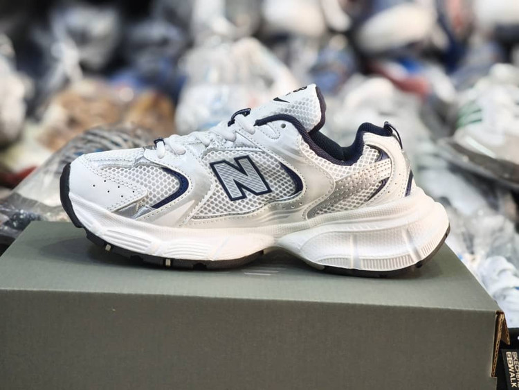 کتونی نیوبالانس ۵۳۰v۳ با زیره بالنسیاگا مناسب برای استایلهای خاص سایز ۳۷ تا ۴۰ newbalance 530 v3 balenciaga