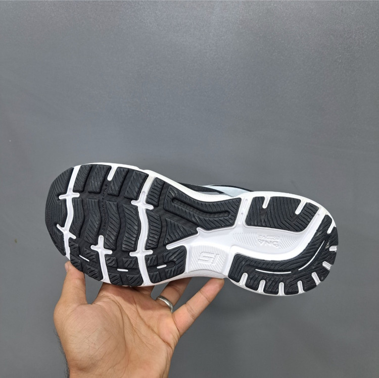 بروکس گاست ۱۵ Brooks ghost 15 / اصل ویتنام / سایز ۴۰ ۴۱ ۴۲ ۴۳ ۴۴ ۴۵