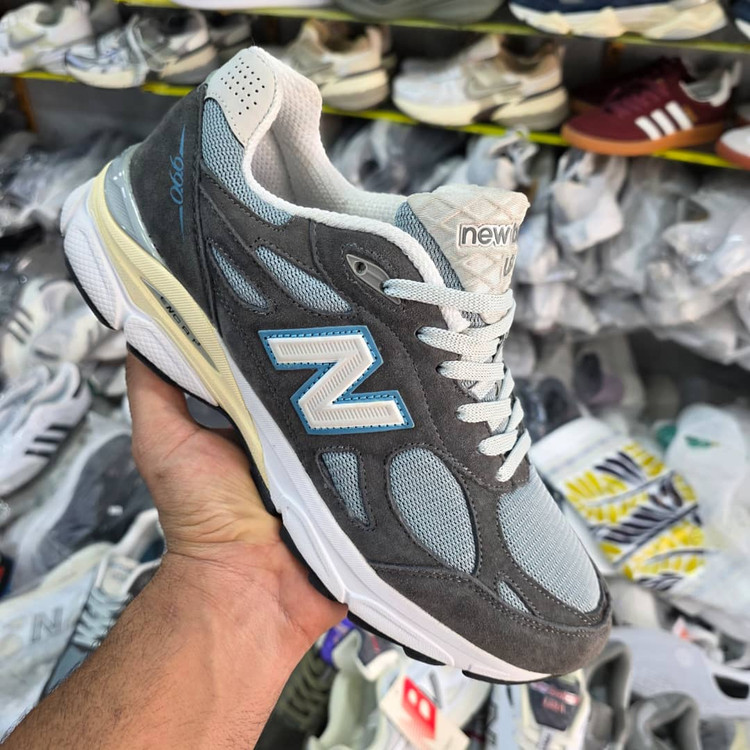 کتونی نیوبالانس ۹۹۰ وی ۳ ، مستر کوالیتی a 42, در چندین رنگ شیک سایز ۴۰ تا ۴۵ ، پایین ترین قیمت در ایران . Newbalance 990 v3