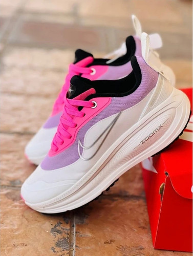 نایک ومرو ۱۸ زنانه