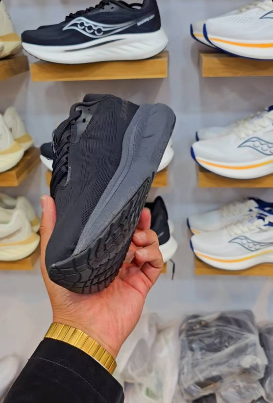 کتونی رانینگ و پیاده روی ساکونی مدل راید ۱۸ / Saucony Ride 18 / ضمانت کیفیت کالا / فروش عمده و تک / سایز بندی ۴۰ ۴۱ ۴۲ ۴۳ ۴۴ ۴۵