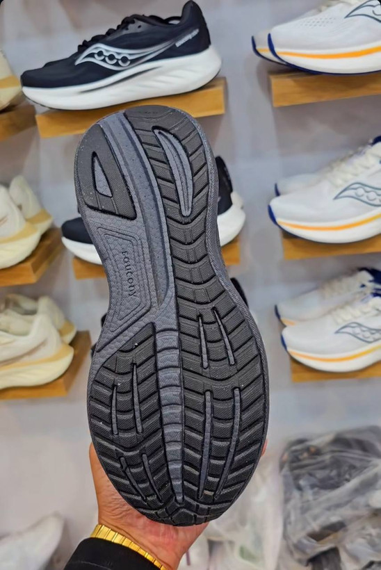 کتونی رانینگ و پیاده روی ساکونی مدل راید ۱۸ / Saucony Ride 18 / ضمانت کیفیت کالا / فروش عمده و تک / سایز بندی ۴۰ ۴۱ ۴۲ ۴۳ ۴۴ ۴۵