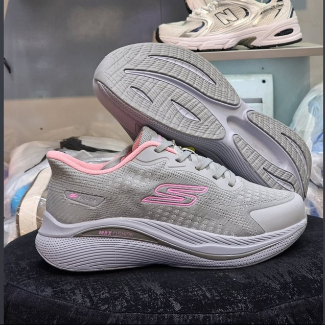 کتونی رانینگ و پیاده روی اسکیچرز / Skechers Slip Ins / اسلیپ طبی و سبک و راحت / سایز 40تا 45 / فروش بصورت عمده و تک