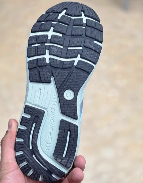 کتونی رانینگ و پیاده روی وارداتی بروکس گاست ۱۶ Brooks ghost 16 / اصل ویتنام / سایز ۴۰ ۴۱ ۴۲ ۴۳ ۴۴ ۴۵