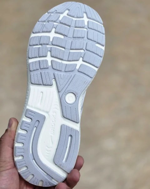 کتونی رانینگ و پیاده روی وارداتی بروکس گاست ۱۶ Brooks ghost 16 / اصل ویتنام / سایز ۴۰ ۴۱ ۴۲ ۴۳ ۴۴ ۴۵
