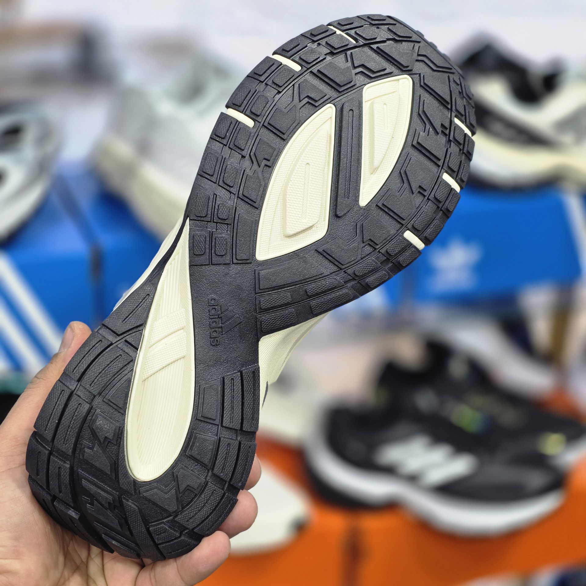 کتونی ویتنامی آدیداس مدل Adidas Response CL / ضمانت ویتنامی و کیفیت / فروش عمده و تک / سایز ۴۰ الی ۴۵