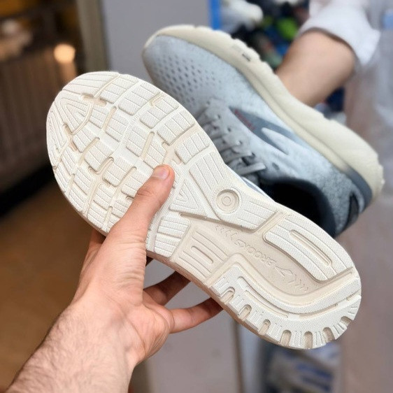 کتونی رانینگ و پیاده روی وارداتی بروکس گاست ۱۶ Brooks ghost 16 / اصل ویتنام / سایز ۴۰ ۴۱ ۴۲ ۴۳ ۴۴ ۴۵