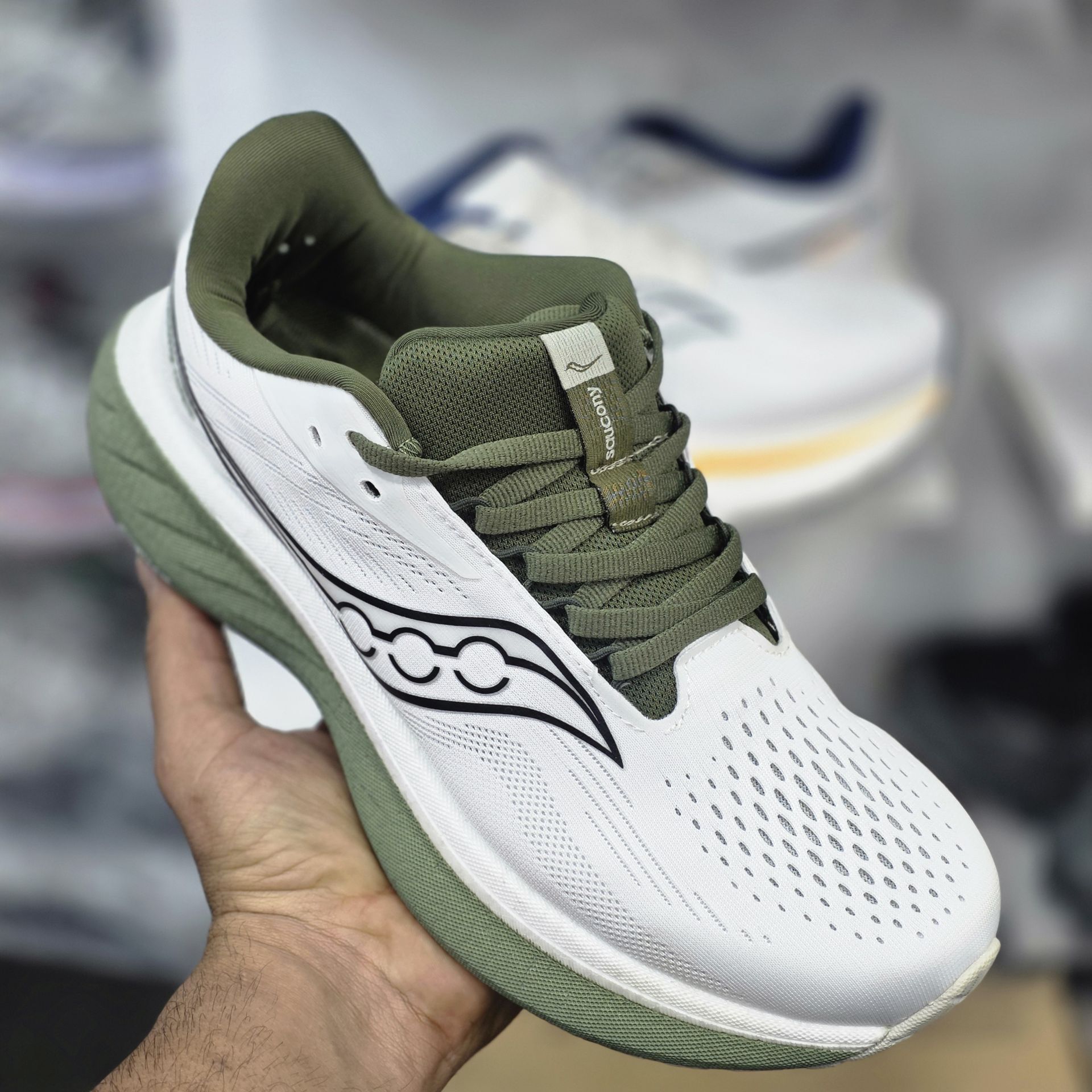 کتونی رانینگ و پیاده روی ساکونی مدل راید ۱۸ Saucony Ride 18 / ضمانت کیفیت کالا / فروش عمده و تک / سایز بندی ۴۰ ۴۱ ۴۲ ۴۳ ۴۴ ۴۵