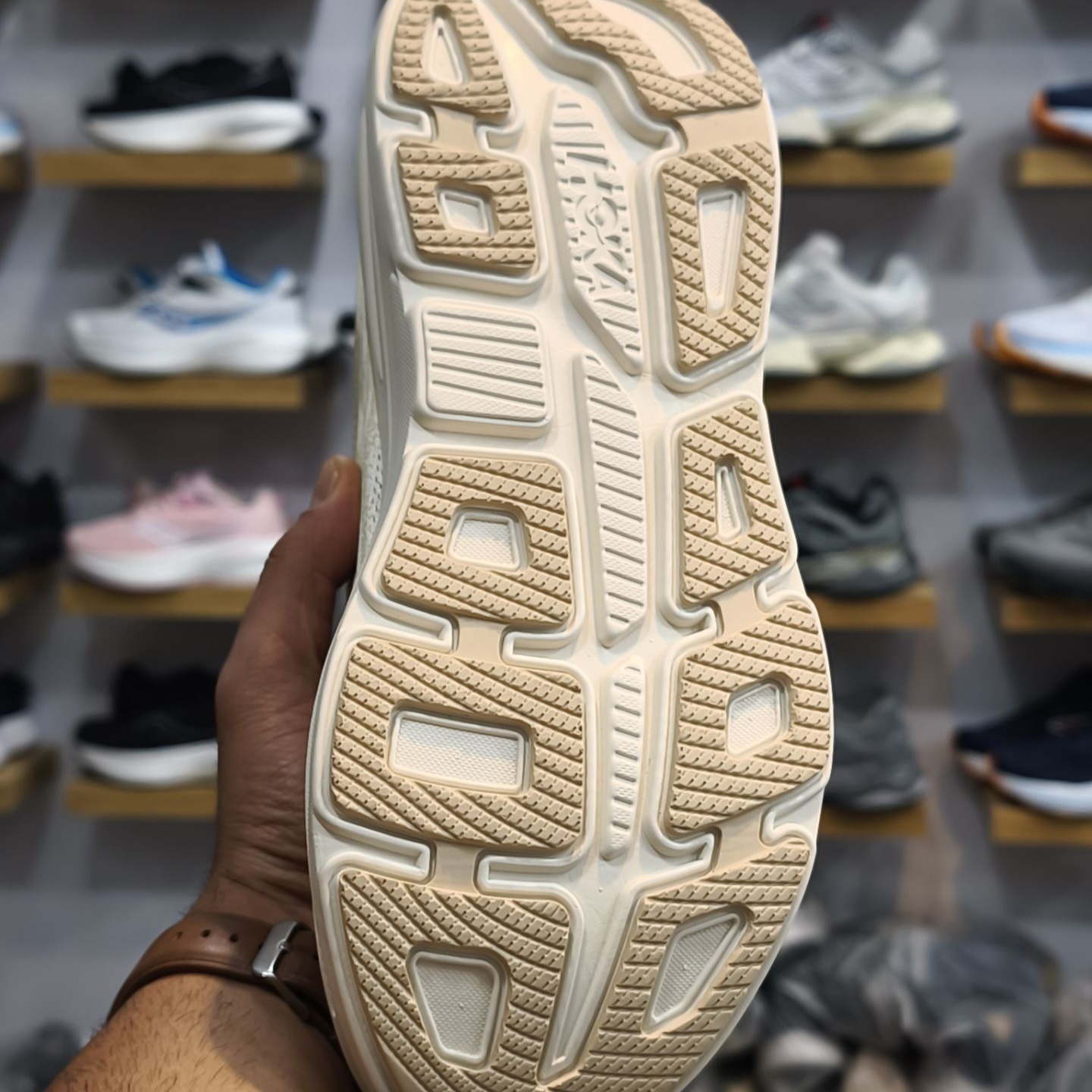 کتونی رانینگ و پیاده روی هوکا باندی ۹ hoka bondi 9 کیفیت مستر سایز بندی ۴۰ تا ۴۵