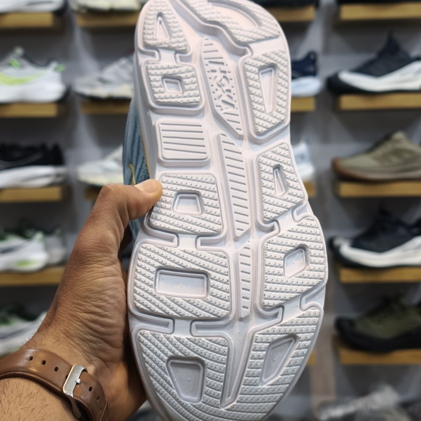 کتونی رانینگ و پیاده روی هوکا باندی ۹ hoka bondi 9 کیفیت مستر سایز بندی ۴۰ تا ۴۵