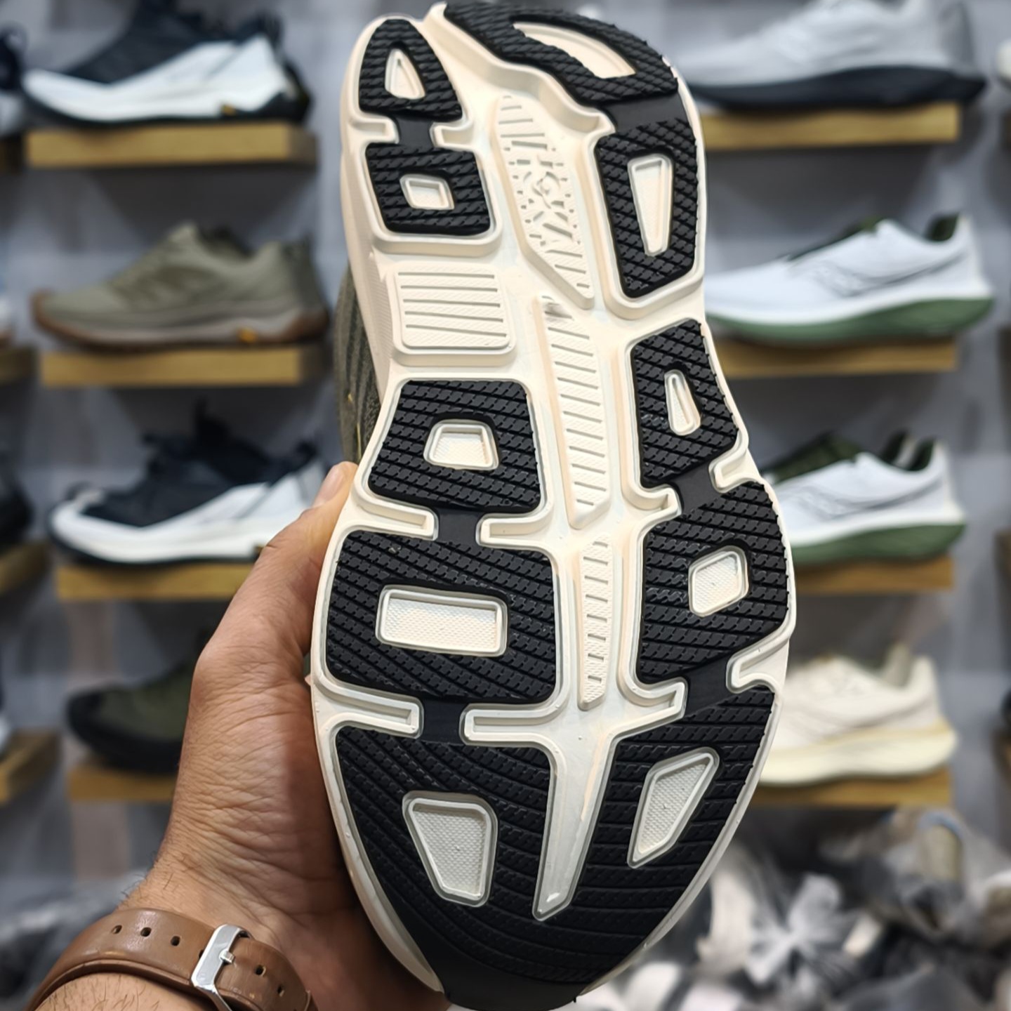کتونی رانینگ و پیاده روی هوکا باندی ۹ hoka bondi 9 کیفیت مستر سایز بندی ۴۰ تا ۴۵