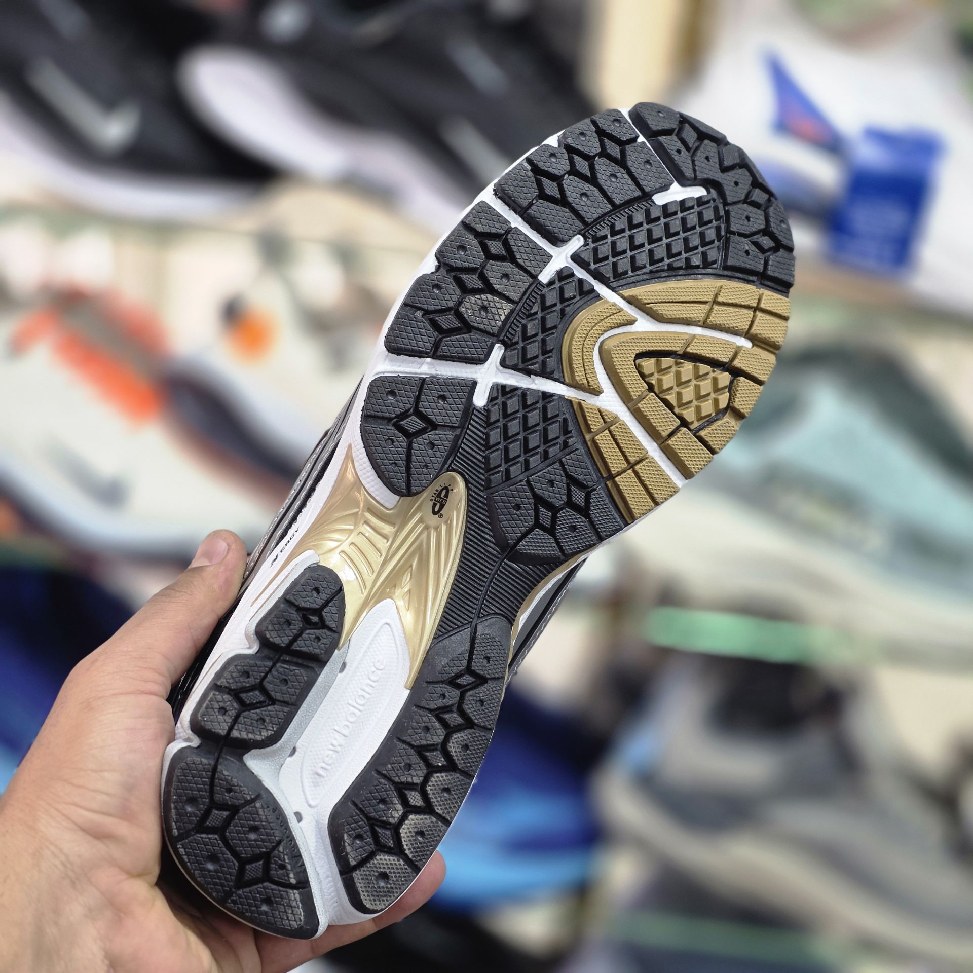 کفش نیوبالانس ۱۹۰۶ / Newbalance 1906 / سایز۴۰ الی ۴۵ / ساخت ویتنام / فروش بصورت عمده و تک / ضمانت کالا
