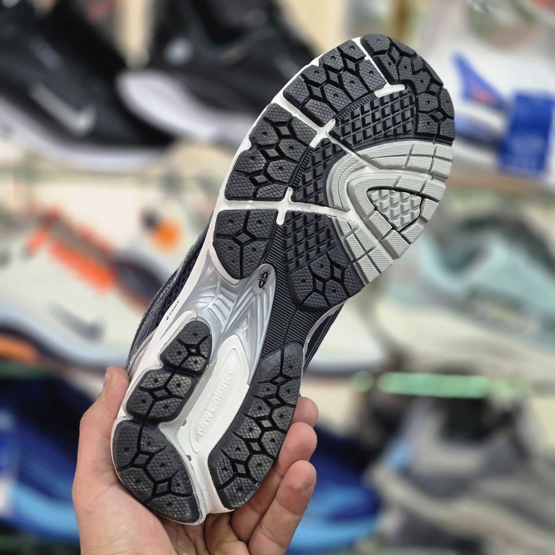 کفش نیوبالانس ۱۹۰۶ / Newbalance 1906 / سایز۴۰ الی ۴۵ / ساخت ویتنام / فروش بصورت عمده و تک / ضمانت کالا