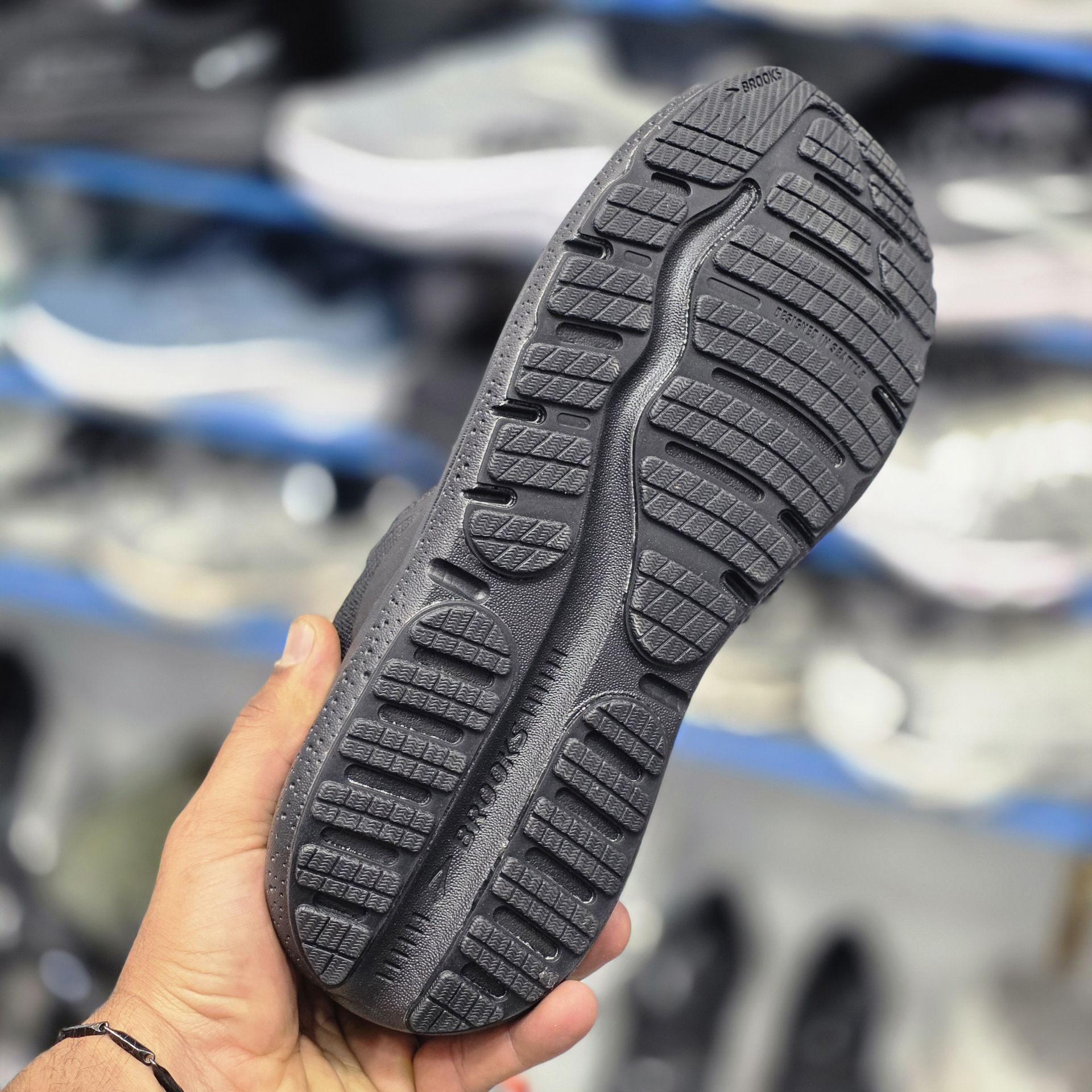 کتونی رانینگ و پیاده روی وارداتی بروکس گاست مکس ۲ Brooks ghost max 2 / اصل ویتنام / سایز ۴۰ ۴۱ ۴۲ ۴۳ ۴۴ ۴۵