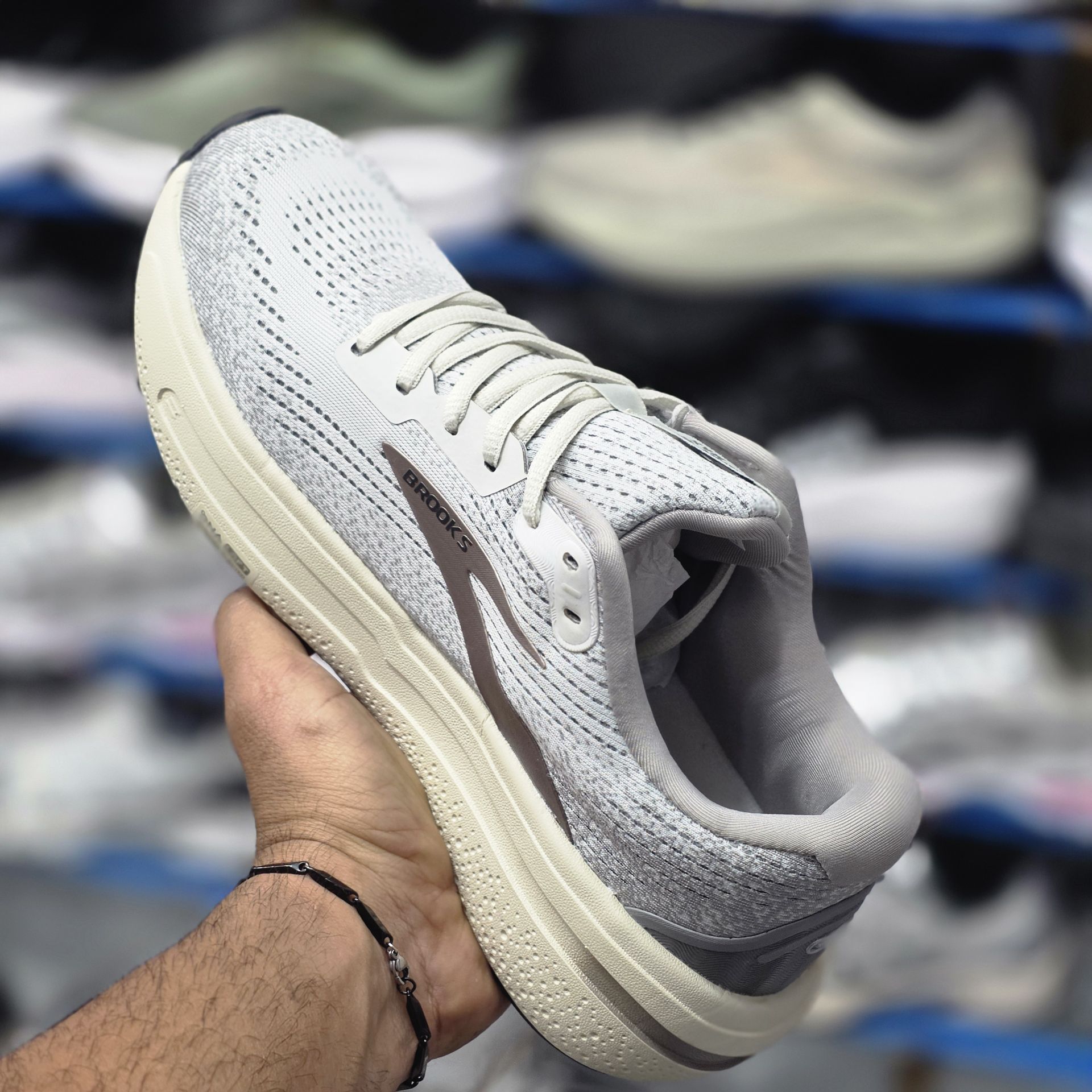 کتونی رانینگ و پیاده روی وارداتی بروکس گاست مکس ۲ Brooks ghost max 2 / اصل ویتنام / سایز ۴۰ ۴۱ ۴۲ ۴۳ ۴۴ ۴۵
