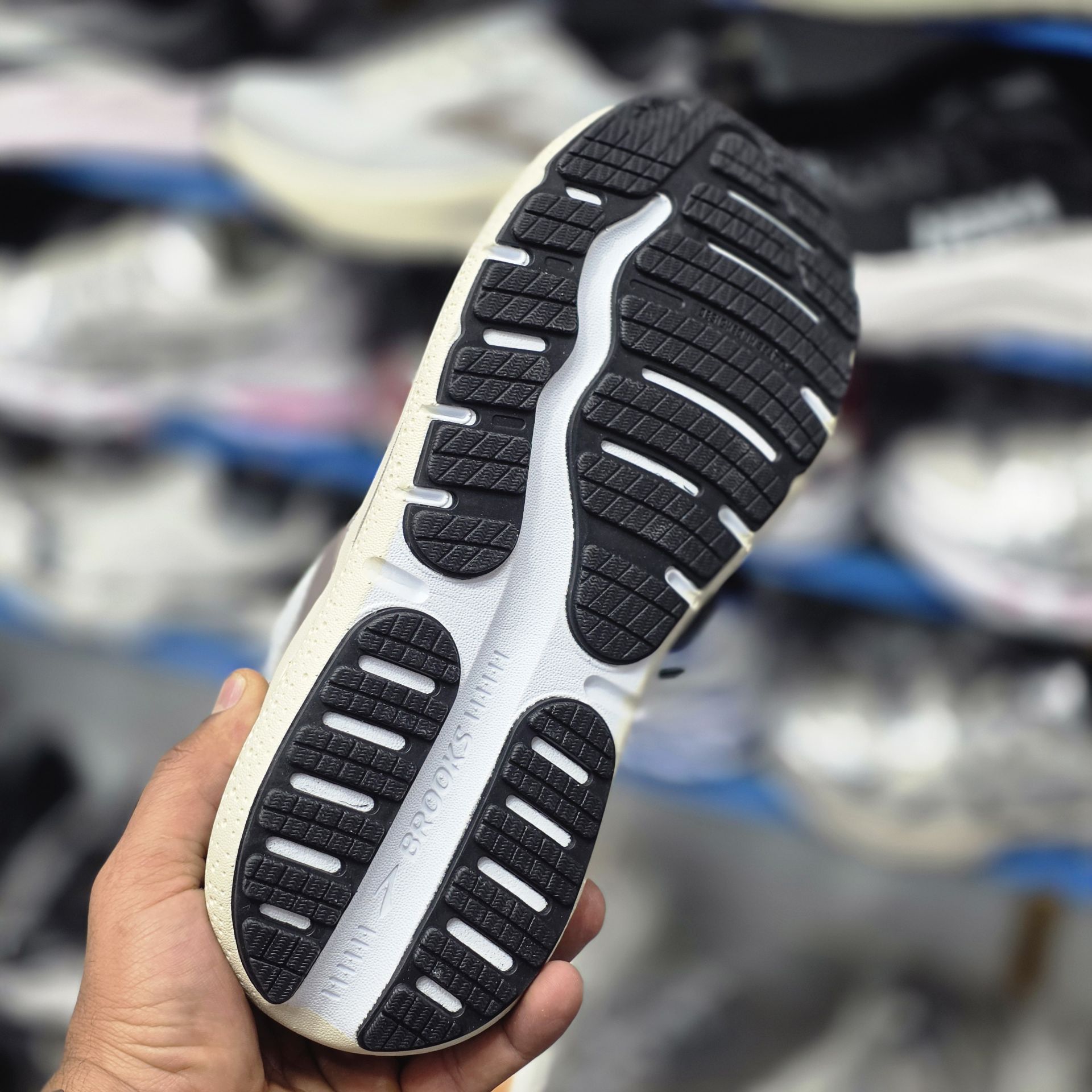 کتونی رانینگ و پیاده روی وارداتی بروکس گاست مکس ۲ Brooks ghost max 2 / اصل ویتنام / سایز ۴۰ ۴۱ ۴۲ ۴۳ ۴۴ ۴۵