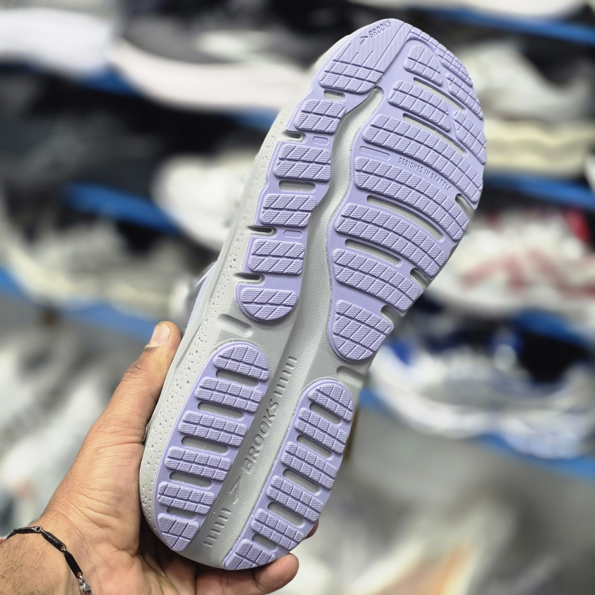 کتونی رانینگ و پیاده روی وارداتی بروکس گاست مکس ۲ Brooks ghost max 2 / اصل ویتنام / سایز ۴۰ ۴۱ ۴۲ ۴۳ ۴۴ ۴۵