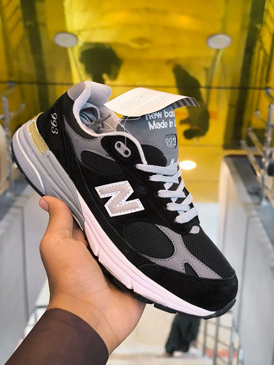 کتونی مسترکوالیتی نیوبالانس ۹۹۳ / سایز ۴۰ الی ۴۵ / Newbalance 993 / ضمانت اصالت کالا