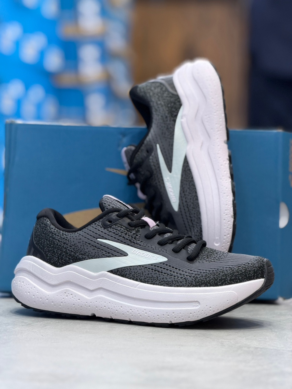 کتونی رانینگ و پیاده روی وارداتی بروکس گاست مکس ۲/Brooks ghost max 2 / ساخت ویتنام / سایز 40 الی 45/ضمانت اصالت کالا