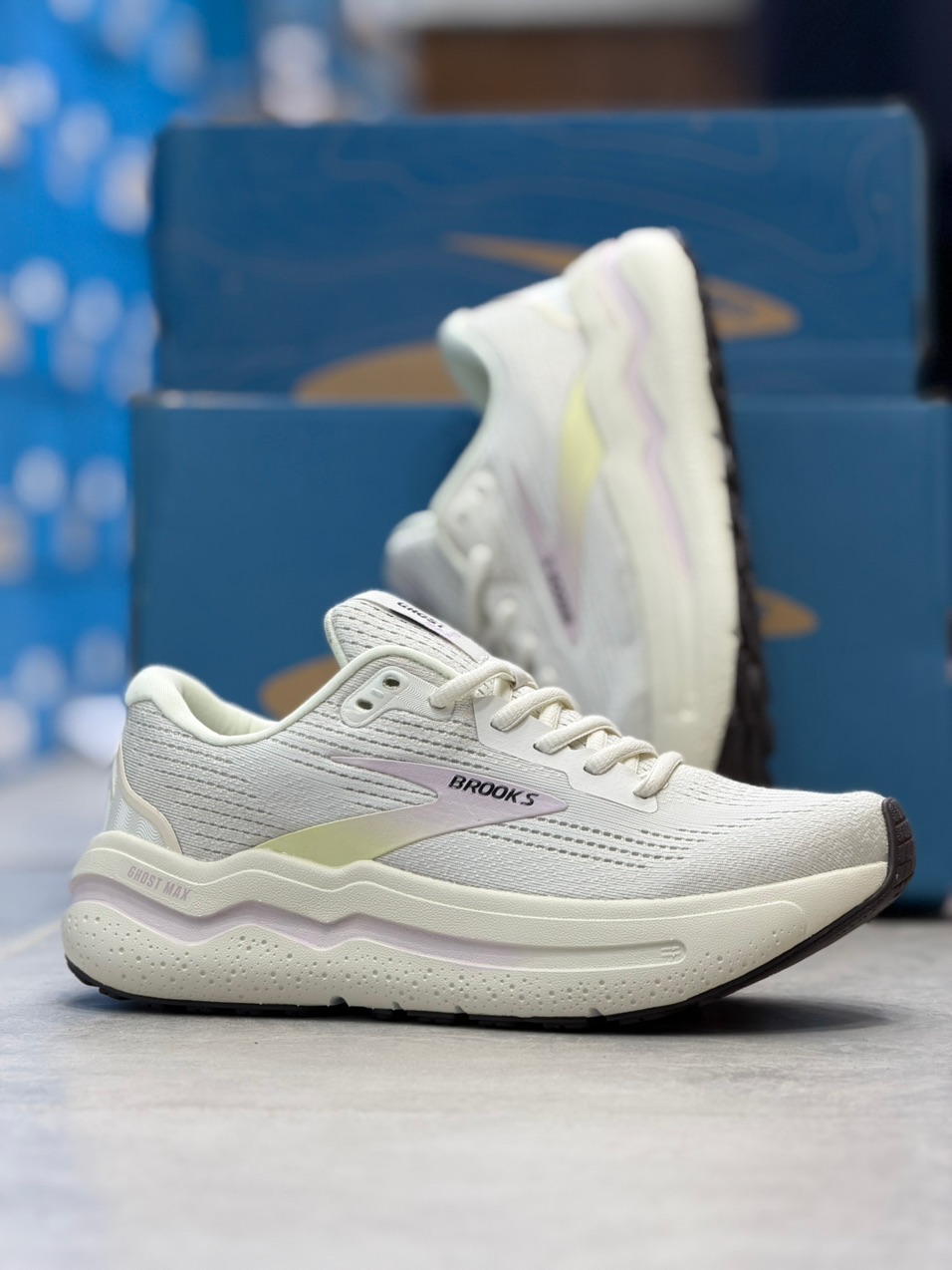 کتونی رانینگ و پیاده روی وارداتی بروکس گاست مکس ۲/Brooks ghost max 2 / ساخت ویتنام / سایز 40 الی 45/ضمانت اصالت کالا