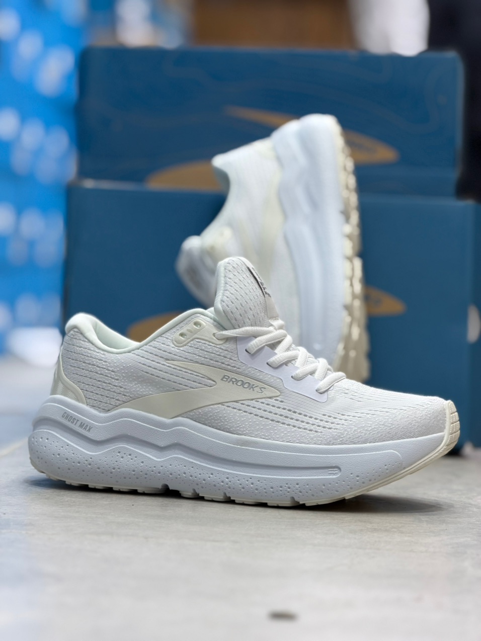 کتونی رانینگ و پیاده روی وارداتی بروکس گاست مکس ۲/Brooks ghost max 2 / ساخت ویتنام / سایز 40 الی 45/ضمانت اصالت کالا