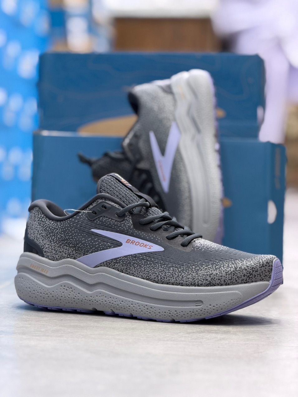 کتونی رانینگ و پیاده روی وارداتی بروکس گاست مکس ۲/Brooks ghost max 2 / ساخت ویتنام / سایز 40 الی 45/ضمانت اصالت کالا