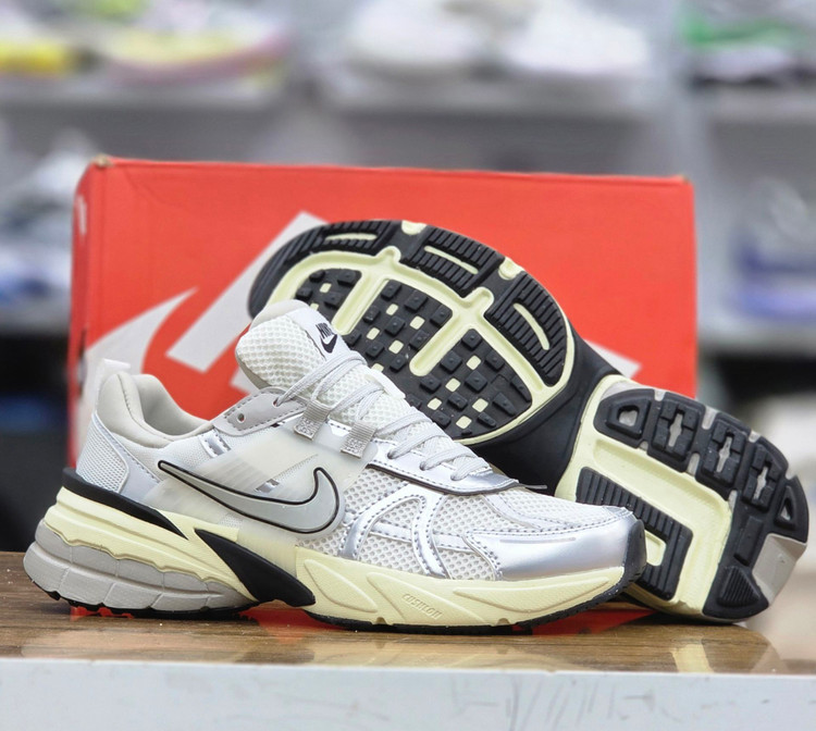 کتونی مسترکوالیتی نایک وی تو کی Nike V2k Run/سایز 40 الی 45/ساخت ویتنام/ضمانت کیفیت کالا