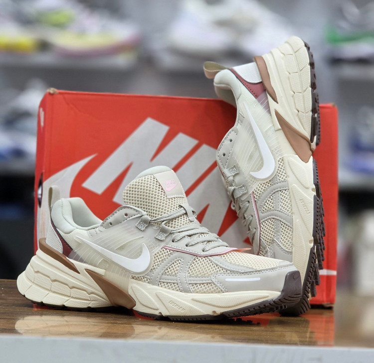 کتونی مسترکوالیتی نایک وی تو کی Nike V2k Run/سایز 40 الی 45/ساخت ویتنام/ضمانت کیفیت کالا