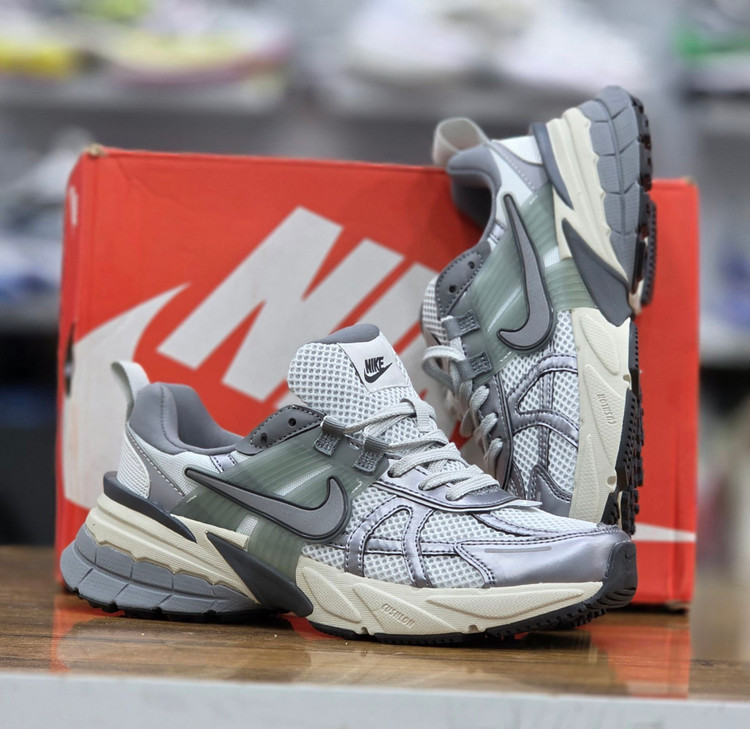کتونی مسترکوالیتی نایک وی تو کی Nike V2k Run/سایز 40 الی 45/ساخت ویتنام/ضمانت کیفیت کالا