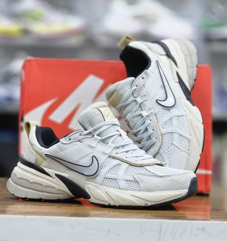 کتونی مسترکوالیتی نایک وی تو کی Nike V2k Run/سایز 40 الی 45/ساخت ویتنام/ضمانت کیفیت کالا