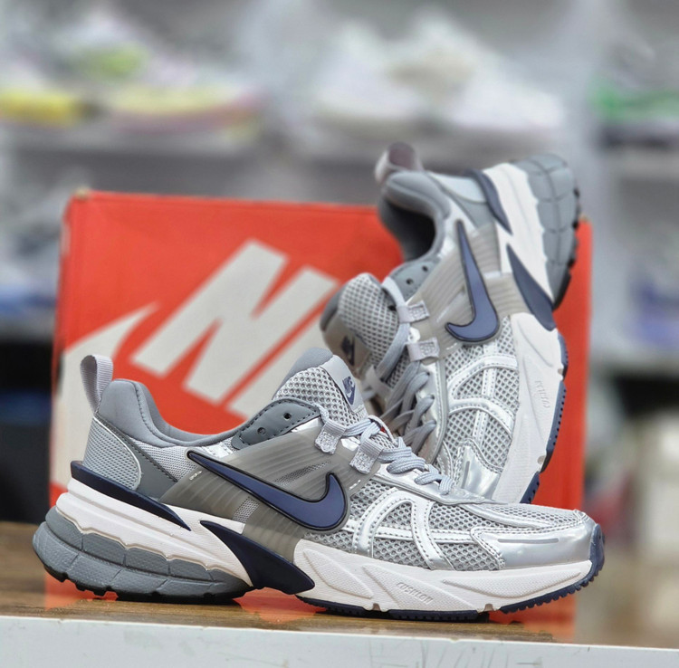کتونی مسترکوالیتی نایک وی تو کی Nike V2k Run/سایز 40 الی 45/ساخت ویتنام/ضمانت کیفیت کالا