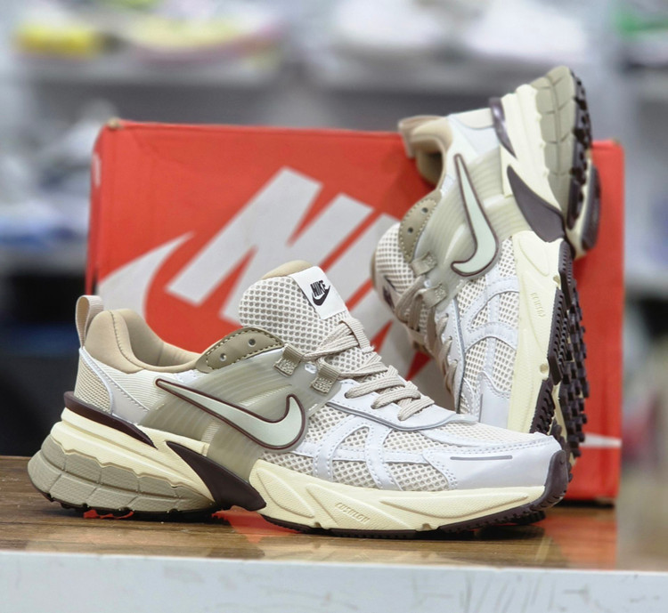 کتونی مسترکوالیتی نایک وی تو کی Nike V2k Run/سایز 40 الی 45/ساخت ویتنام/ضمانت کیفیت کالا