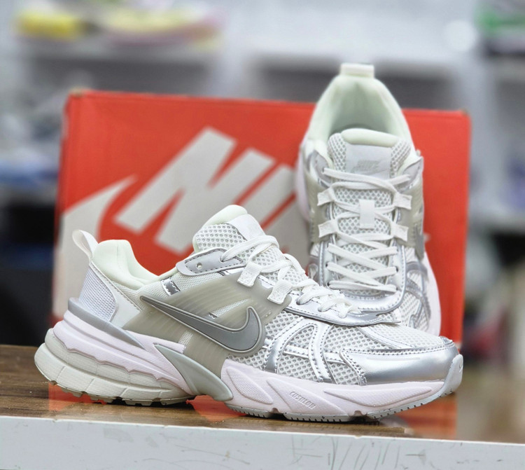 کتونی مسترکوالیتی نایک وی تو کی Nike V2k Run/سایز 40 الی 45/ساخت ویتنام/ضمانت کیفیت کالا