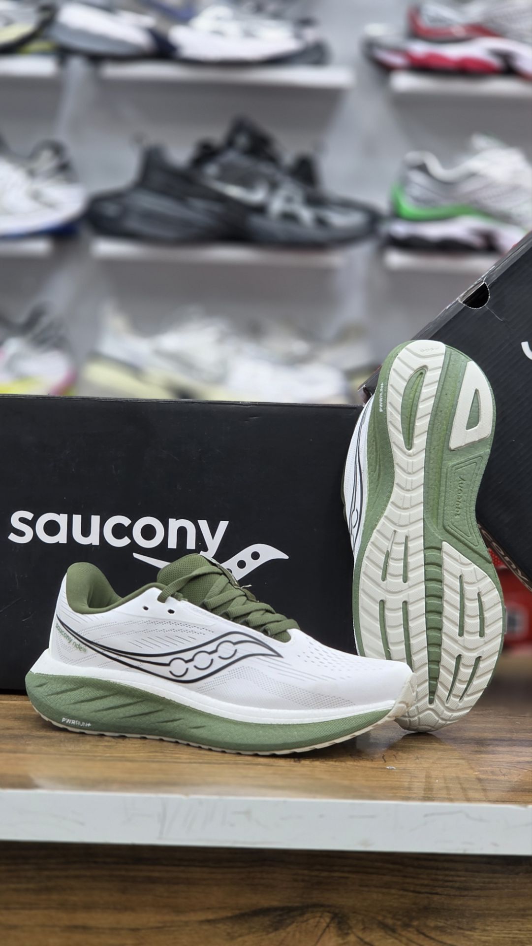 کتونی رانینگ و پیاده روی ساکونی مدل راید ۱۸ Saucony Ride 18/ ضمانت کیفیت کالا / فروش عمده و تک / سایز بندی ۴۰ ۴۱ ۴۲ ۴۳ ۴۴ ۴۵