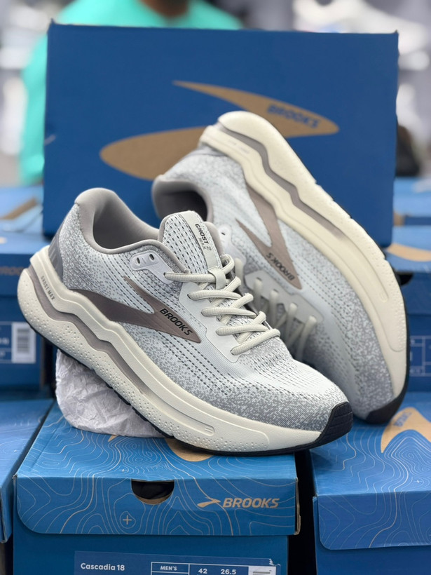 کتونی رانینگ و پیاده روی وارداتی بروکس گاست مکس ۲/Brooks ghost max 2 / ساخت ویتنام / سایز 40 الی 45/ضمانت اصالت کالا
