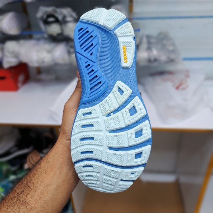 کتونی بروکس گاست ۱۷ / Brooks Ghost 1۷ / سایزبندی 40 تا 45/ساخت ویتنام/ فروش تک و عمده/ ضمانت کالا