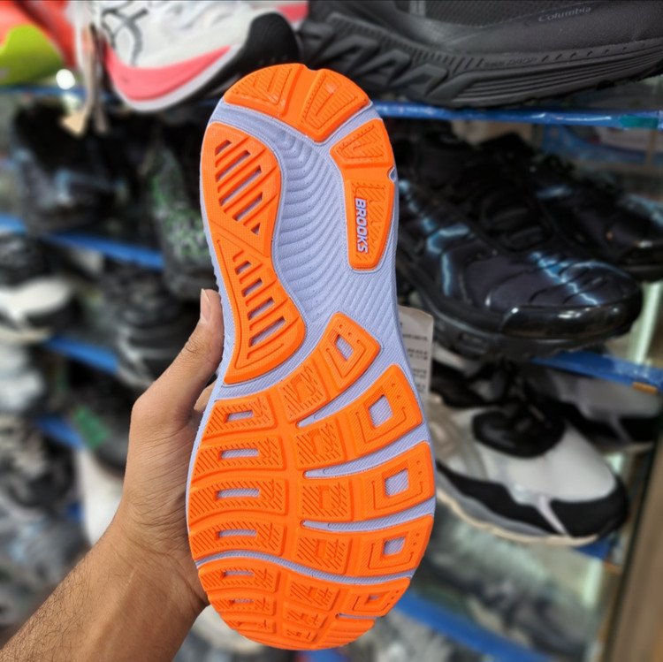 کتونی بروکس گاست ۱۷ / Brooks Ghost 1۷ / سایزبندی 40 تا 45/ساخت ویتنام/ فروش تک و عمده/ ضمانت کالا