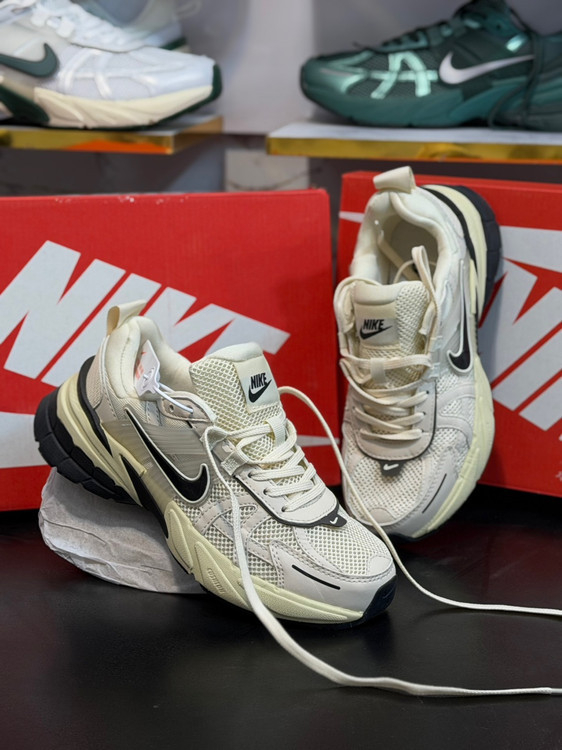 کتونی نایک وی تو کی/Nike V2k Run/ساخت ویتنام/سایز ۴۰تا ۴۵