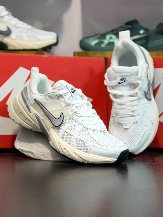 کتونی نایک وی تو کی/Nike V2k Run/ساخت ویتنام/سایز ۴۰تا ۴۵