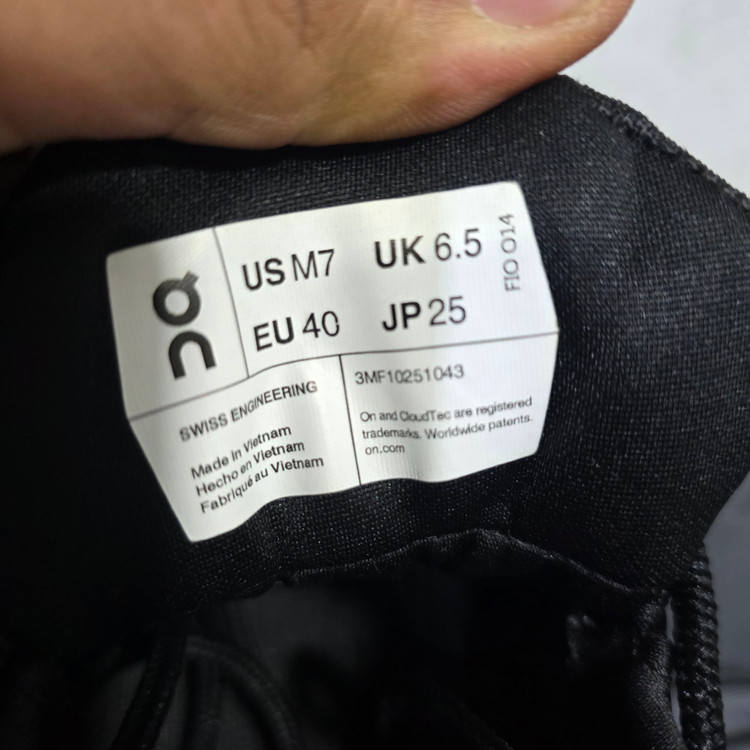 کفش آن رانینگ کلادراک لو ضدآب/On Running Cloudrock Low Waterproof/ساخت ویتنام/سایز ۴۰/ضمانت اصالت کالا