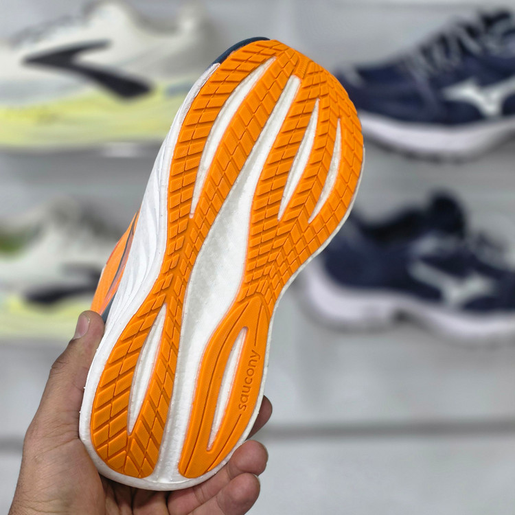 کتونی رانینگ و پیاده روی ساکونی مدل تریومف 22/Saucony Triumph 22/ساخت ویتنام/سایز ۳۶ الی ۳۹/ضمانت کیفیت کالا/فروش عمده و تک