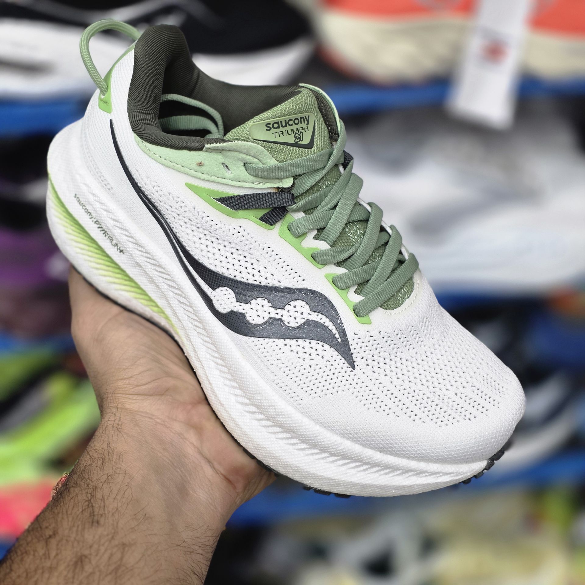 حراج ویژه کتونی ساکونی تریومف ۲۱/Saucony Triumph2۱/ساخت ویتنام/سایز ۳۶ ,۳۷/ضمانت کیفیت کالا/فروش عمده و تک