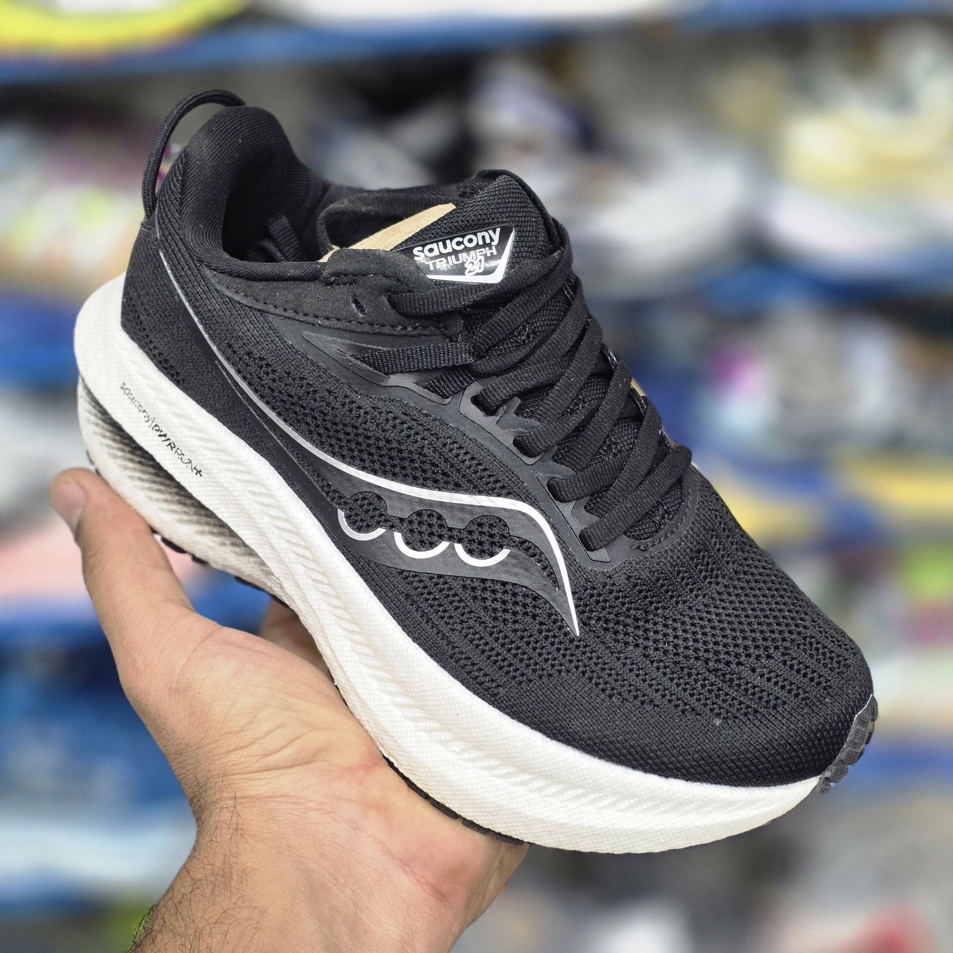 حراج ویژه کتونی ساکونی تریومف ۲۱/Saucony Triumph2۱/ساخت ویتنام/سایز ۳۶ ,۳۷/ضمانت کیفیت کالا/فروش عمده و تک