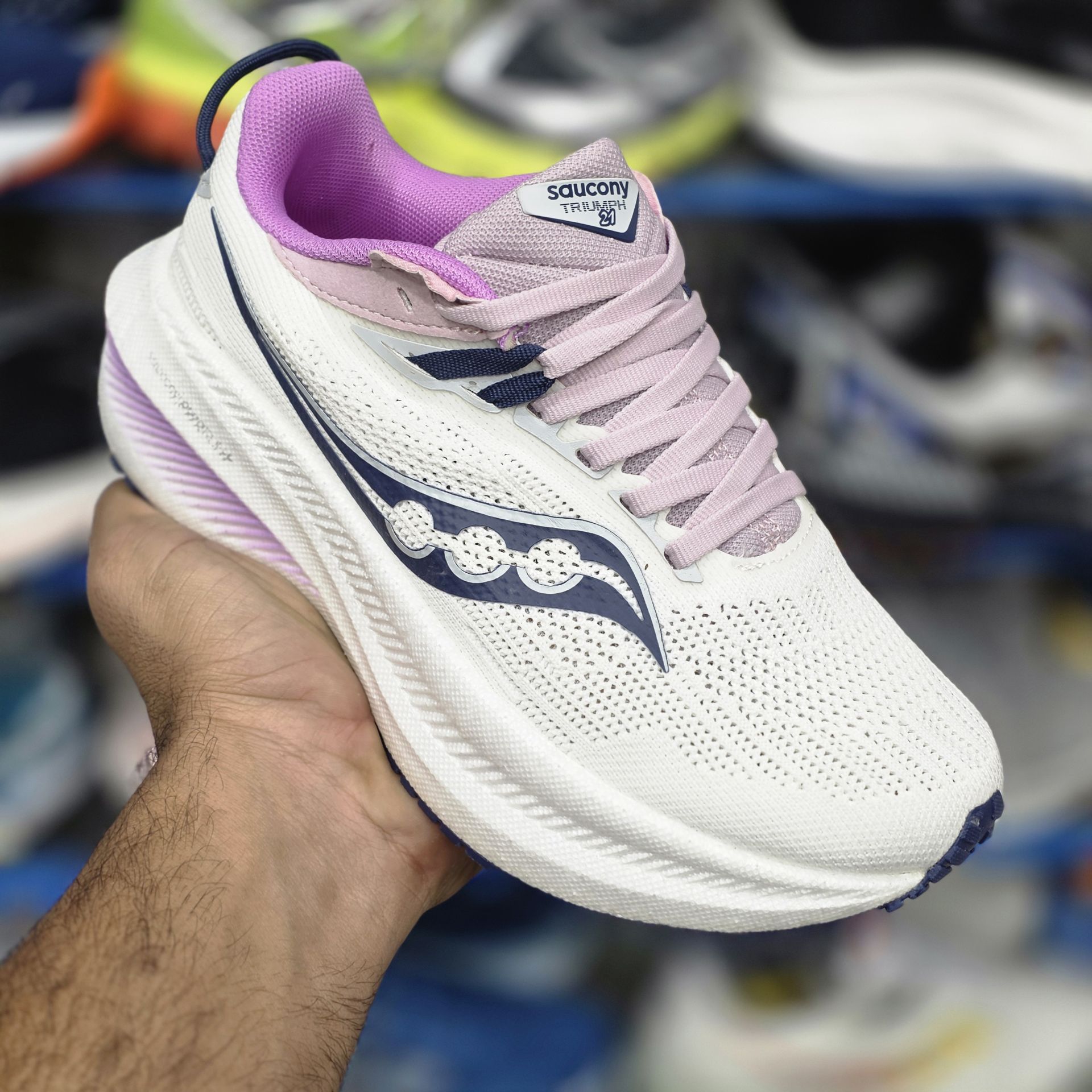 حراج ویژه کتونی ساکونی تریومف ۲۱/Saucony Triumph2۱/ساخت ویتنام/سایز ۳۶ ,۳۷/ضمانت کیفیت کالا/فروش عمده و تک